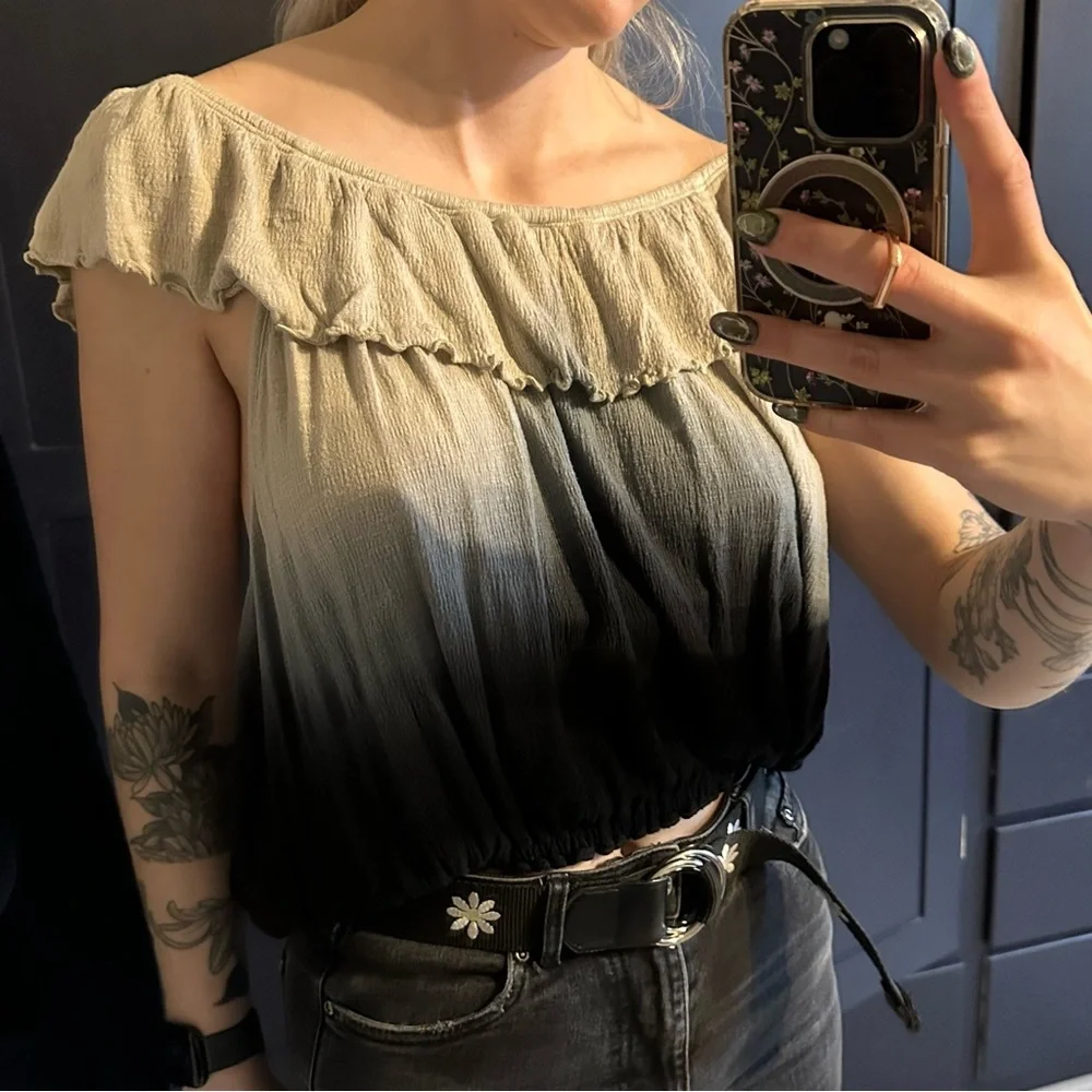 Gradient Ruffle Sleeve Top - Picture 4 of 5